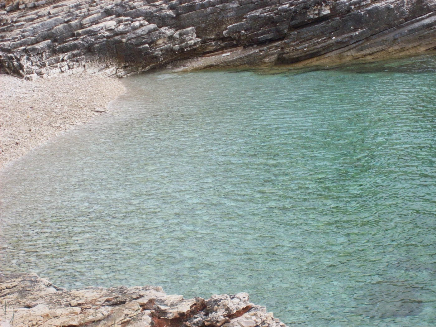 Felsbucht mit türkisem Wasser auf der Halbinsel Kamenjak, Istrien